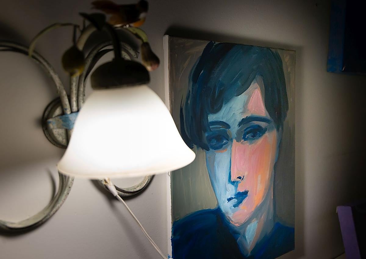 Imagen secundaria 1 - El estudio de Luz López, lleno de sus pinturas. 